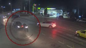 VIDEO O avocată a fugit de la locul accidentului, după ce a lovit un motociclist în trafic. Anchetatorii suspectează că șoferița ar fi accidentat victima intenționat